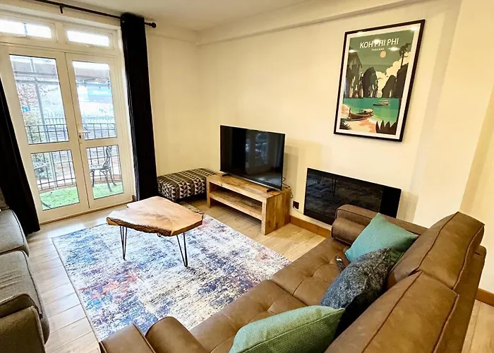 Spacious 3 Bedroom Apartment Close To Marina, 2 Parking Spaces, Kingsize Or Single Beds