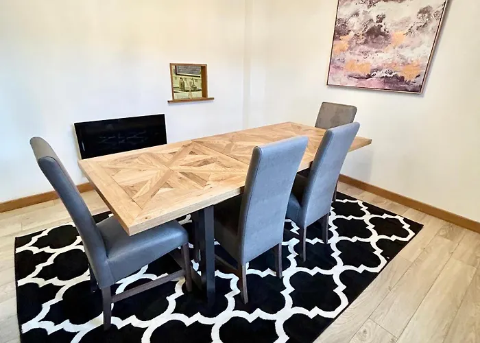 Spacious 3 Bedroom Apartment Close To Marina, 2 Parking Spaces, Kingsize Or Single Beds
