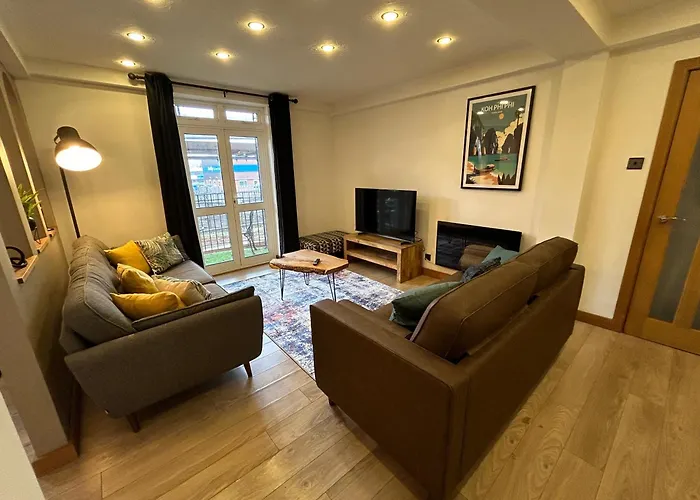Spacious 3 Bedroom Apartment Close To Marina, 2 Parking Spaces, Kingsize Or Single Beds