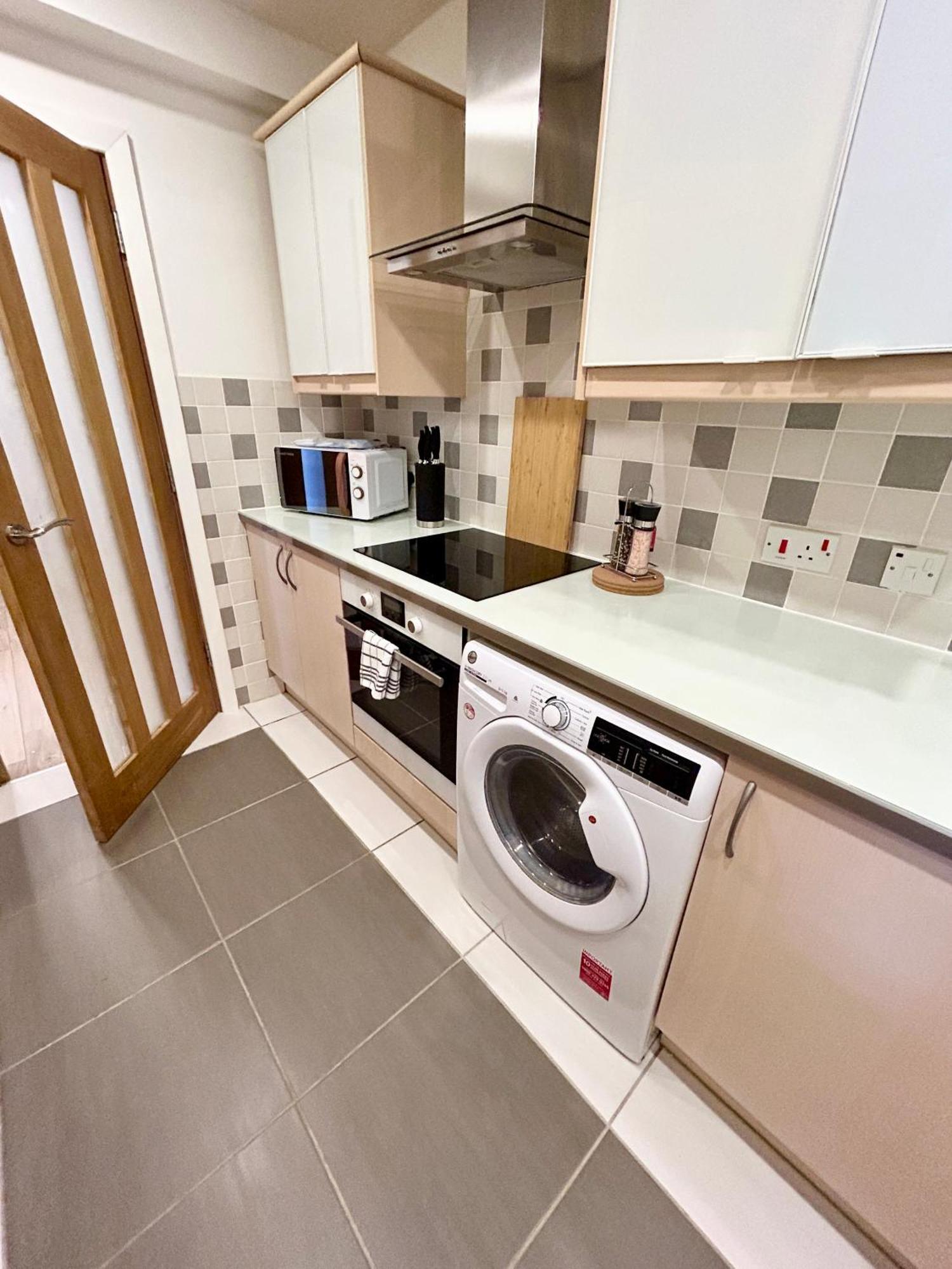Apartment Spacious 3 Bedroom Close To Marina, 2 Parking Spaces, Kingsize Or Single Beds